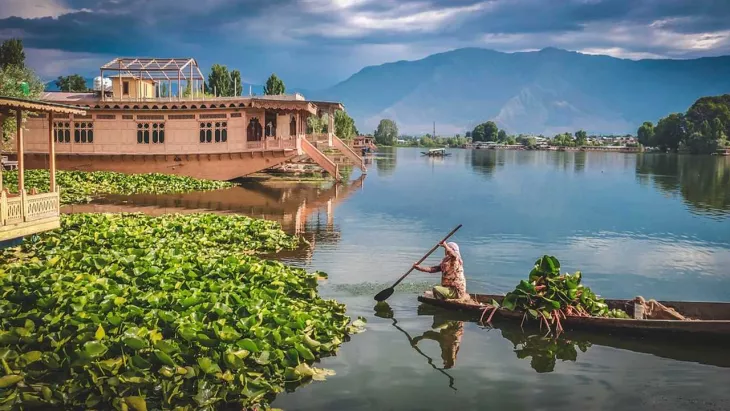 Plan Your Trip And Visit The Top Iconic Dal Lake In Kashmir